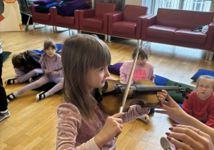 Dziewczynka gra na skrzypcach