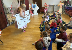 Dzieci oglądają na planszy instrumenty