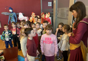 Grupa dzieci z kostiumologiem