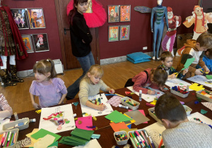 Dzieci wykonują pracę plastyczną