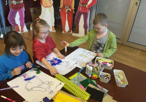 Dzieci wykonują pracę plastyczną