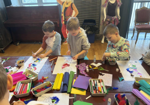 Dzieci wykonują pracę plastyczną