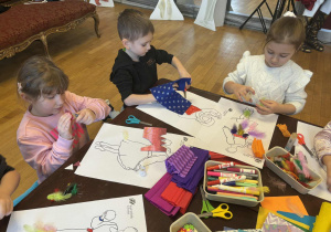 Dzieci wykonują pracę plastyczną