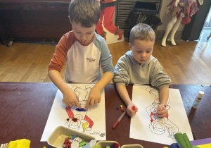 Dzieci wykonują pracę plastyczną