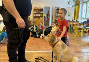Strażnik miejski i chłopiec głaszczący psa