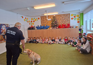 Dzieci słuchają pogadanki strażnika