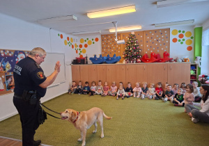Dzieci słuchają pogadanki strażnika