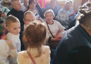 Dzieci składają życzenia wnukom