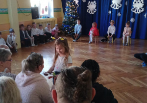Dzieci podczas przedstawiania bajki