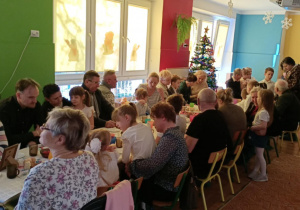 Dziadkowie i dzieci przy stole