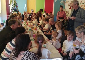 Dziadkowie i dzieci przy stole