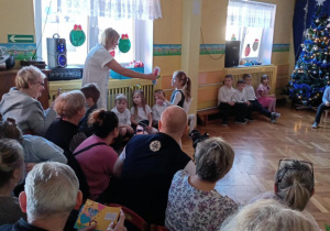 Dzieci podczas przedstawiania bajki