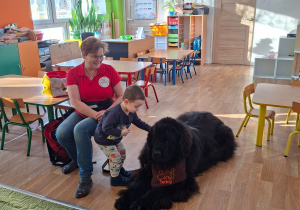 Dziecko głaszcze psa