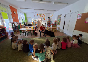 Prowadząca zajęcia opowiada dzieciom o dogoterapii