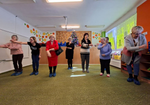 Babcie wykonują ruchy do tekstu piosenki