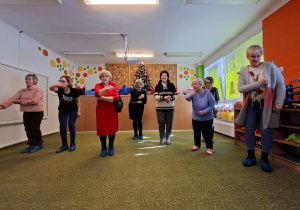 Babcie wykonują ruchy do tekstu piosenki