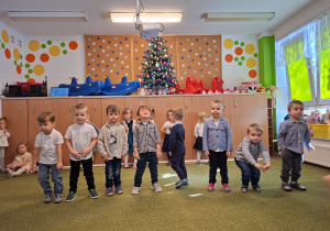 Dzieci recytują wiersz