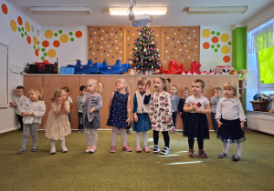 Dzieci recytują wiersz