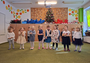 Dzieci recytują wiersz