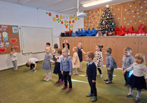 Dzieci śpiewają piosenkę