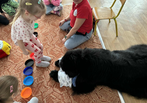 Dziewczynka stoi przed psem