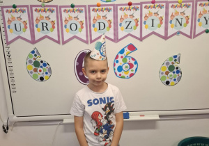 Solenizant stoi i pozuje do zdjęcia