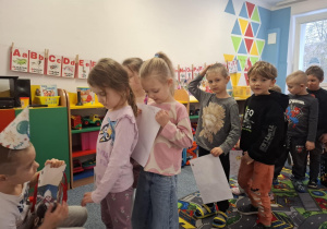 Grupa dzieci składa solenizantowi życzenia