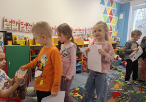 Grupa dzieci składa solenizantowi życzenia