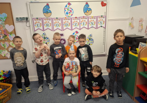 Grupa chłopców pozuje do zdjęcia z solenizantem