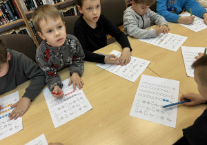 Dzieci rozwiązują rebus