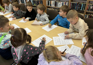 Dzieci rozwiązują rebus