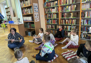 Dzieci słuchają jak pani czyta