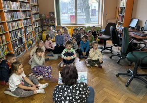 Dzieci słuchają jak pani czyta