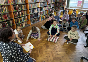 Dzieci słuchają jak pani czyta