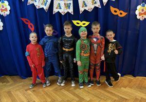 Grupa chłopców w przebraniach karnawałowych