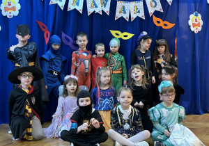 Grupa dzieci w przebraniach karnawałowych