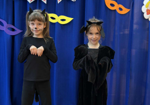 Dwie dziewczynki w przebraniach karnawałowych