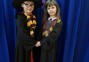 Chłopiec i dziewczynka w przebraniu Hermiony i Harego Pottera