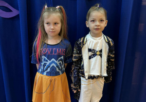 Dwie dziewczynki w przebraniach karnawałowych