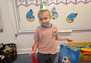 Borys stoi i pozuje do zdjęcia