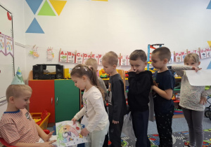 Grupa dzieci składa życzenia Borysowi