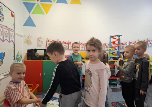 Grupa dzieci składa życzenia Borysowi