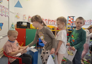 Grupa dzieci składa życzenia Borysowi