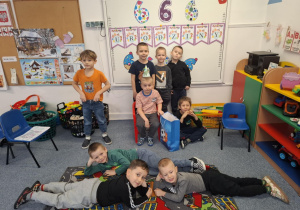 Chłopcy ozują do zdjęcia z Borysem