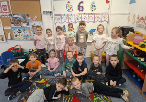 Cała grupa dzieci pozują do zdjęcia z Borysem