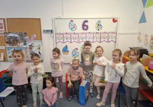 Dziewczynki pozują do zdjęcia z Borysem