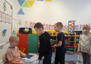 Grupa dzieci składa życzenia Borysowi