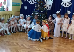 Dzieci w strojach śnieżynek, Maryi i Józefa, aniołów oraz Trzech Króli