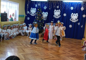 Dzieci w strojach króli wędrują