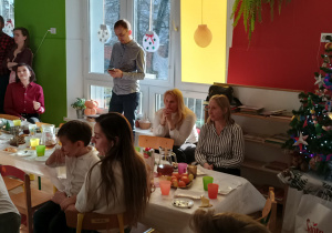 Dzieci i rodzice przy wigilijnym stole